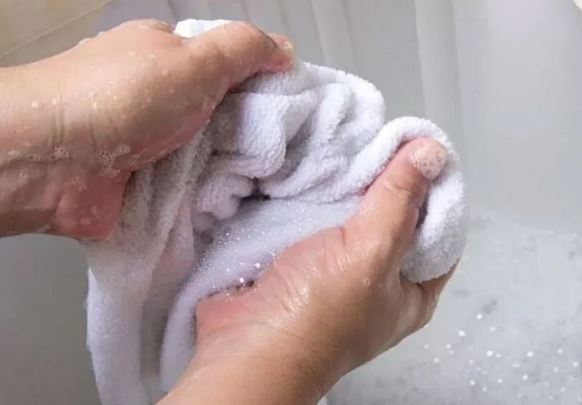 Khăn tắm, khăn mặt bị ố vàng, hôi, nhớt: Nhỏ vài giọt này chỉ 3 phút sạch thơm như mới