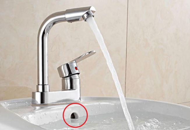 Bồn rửa mặt nào cũng có một lỗ nhỏ: Nhiều người tưởng dùng để trang trí hóa ra có tác dụng không ngờ