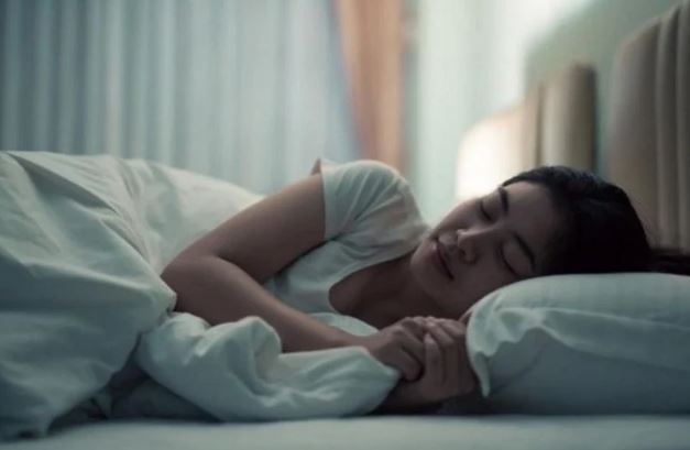 Ban &#x111;&#xEA;m ng&#x1EE7; n&#xEA;n m&#x1EDF; hay &#x111;&#xF3;ng c&#x1EED;a s&#x1ED5;? S&#x1EF1; th&#x1EAD;t kh&#xF4;ng h&#x1EC1; m&#xEA; t&#xED;n