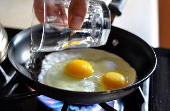 Rán trứng cho thêm thứ này trứng phồng xốp nở nhiều gấp đôi vàng óng, thơm ngon hơn