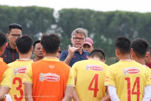 HLV Philippe Troussier và U22 Việt Nam bước vào luyện tập tại Bà Rịa - Vũng Tàu