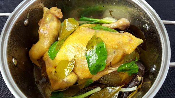 Cách luộc gà ngon không cần nước - 1