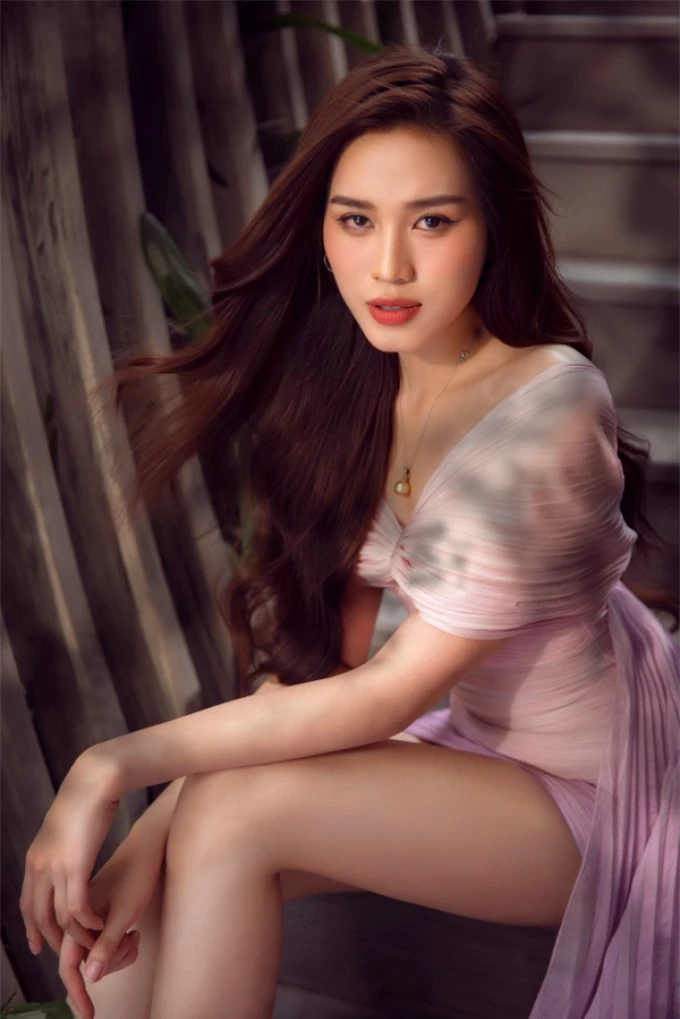 Hoa hậu Đỗ Thị Hà hoá nữ thần mùa hè, khoe đôi chân dài 1m11 trong bộ sưu tập thời trang mới