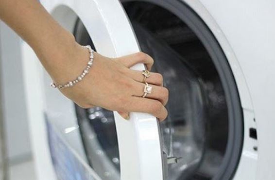 Máy giặt dùng xong nên đóng nắp hay mở nắp? 90% người Việt làm sai