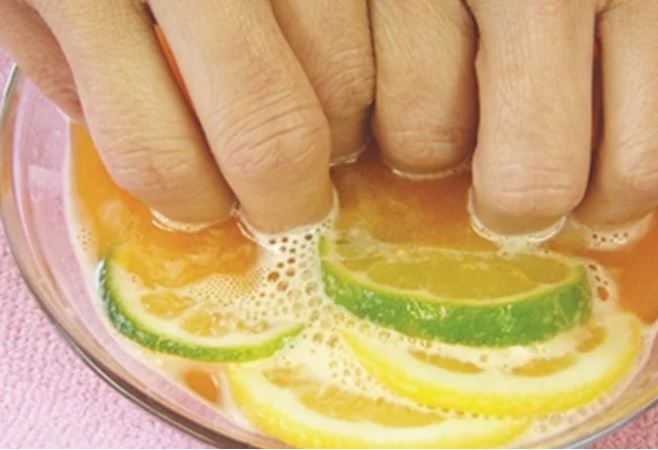 Tay dính dầu mỡ, có mùi hôi sau nấu nướng, dùng ngay nguyên liệu sẵn có trong bếp để làm sạch