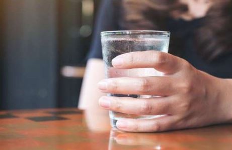 Những nguyên nhân khiến bạn uống nước nhiều mà vẫn thấy khát