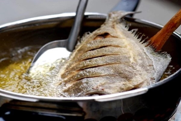 Mẹo giúp chiên rán thức ăn không bị bắn dầu mỡ