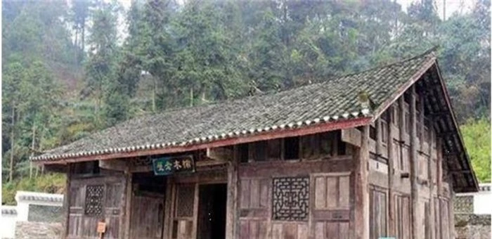 Lão Dương sống trong căn nhà hơn 400 tuổi. (Ảnh: Sohu)