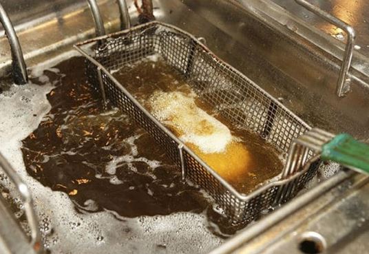 Đừng đổ dầu chiên còn thừa đi: Thêm bước này dầu cũ trở nên mới, thơm hơn, không bị khét, không độc hại