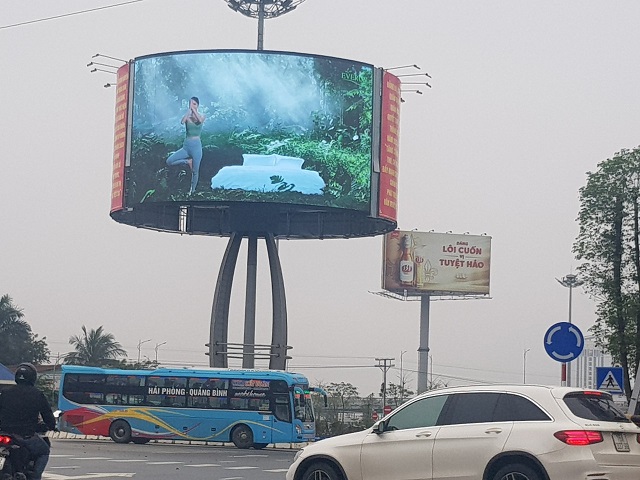 Quảng cáo ngoài trời: Đua nhau "lấp khoảng trống" khiến diện mạo đô thị lộn xộn, nhếch nhác