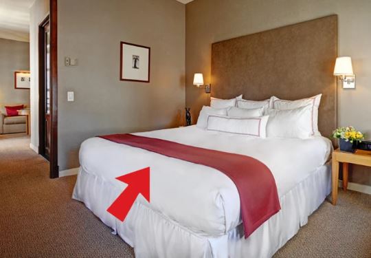 Công dụng của tấm vải trải ngang giường trong khách sạn: Nhiều người tưởng chỉ để trang trí