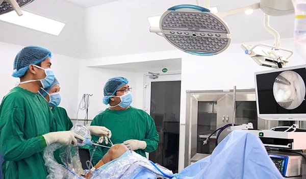 Các bác sĩ Bệnh viện Gia Đình Đà Nẵng thực hiện ca phẫu thuật nội soi khớp gối cho nữ bệnh nhân H