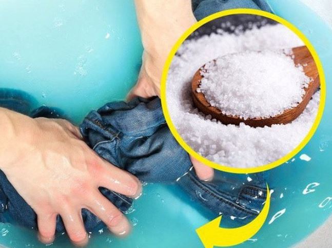 Giặt quần áo chỉ dùng bột giặt thôi chưa đủ: Làm thêm cách này giúp quần áo trắng tinh, phẳng lì như mới