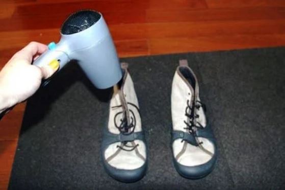 Bỏ tờ báo cũ vào trong giày: Tưởng ngớ ngẩn hóa ra nhận được lợi ích bất ngờ