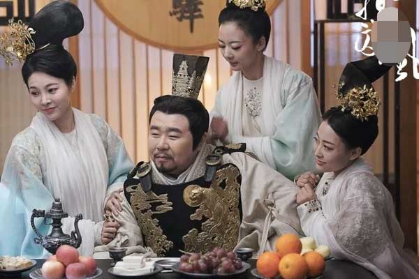 Hoàng đế Trung Hoa duy nhất "mượn" người sinh con trai nối dõi