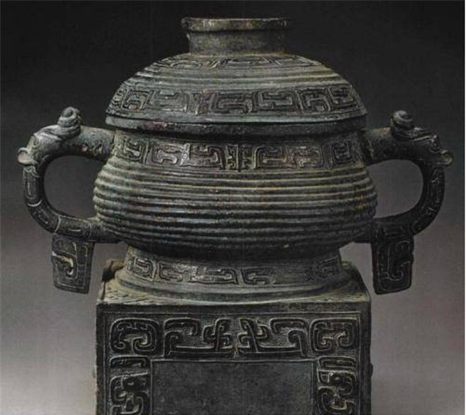 Đào được 4 cái chum, lũ trẻ lấy làm bô đi tiểu, ai ngờ giá trị thật 340 tỷ đồng - 1