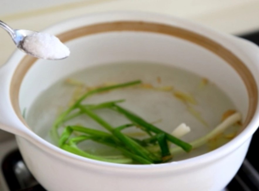 Nên dùng nước nóng hay nước lạnh để luộc tôm?