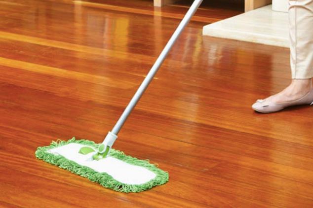 Lau sàn gỗ dùng nước lạnh là dại: Làm theo cách này sàn sạch bong kin kít không lo ẩm ướt, trầy xước
