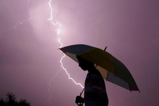Trời mưa trú dưới gốc cây là dại: Chuyên gia chia sẻ cách phòng sét đánh an toàn không lo thiệt hại