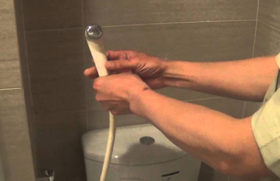 Vòi xịt nước bỗng dưng rò rỉ nước, làm cách nào để không cần thay mới?