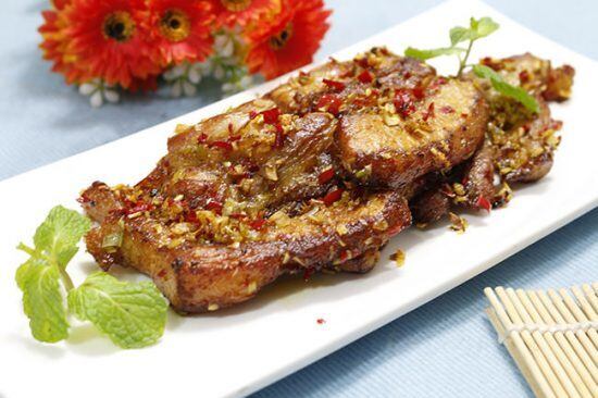 Thịt ba chỉ heo đông lạnh đừng luộc hay kho, đem chiên sả ớt ngon quên lối về