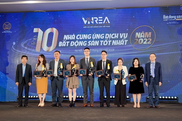 Đại diện Meey Land (đứng thứ 3 từ phải sang trái) nhận Chứng nhận Top 10 nhà cung ứng dịch vụ bất động sản tốt nhất năm 2022.