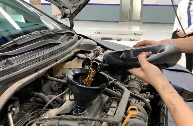 Kinh nghiệm thay dầu nhớt cho ô tô: Khi nào xe cần được thay dầu?