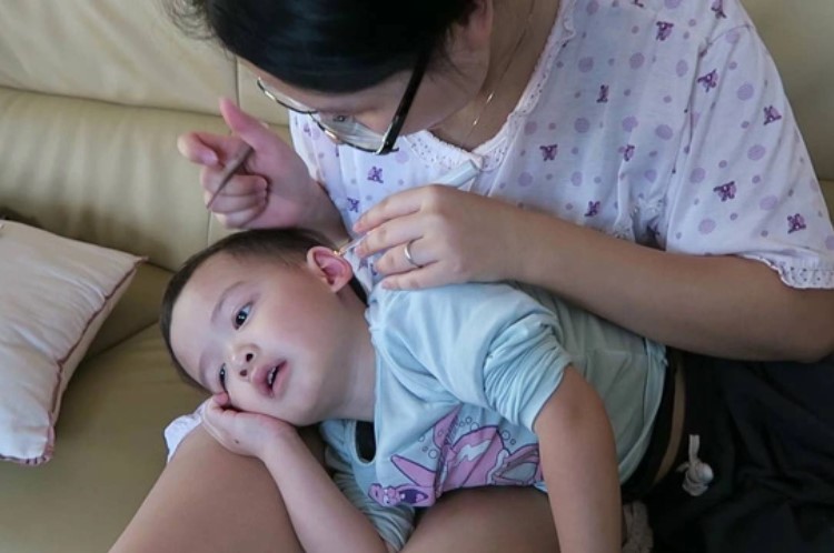 Đừng dùng tăm bông lấy ráy tai cho trẻ vì đây mới là cách làm đúng