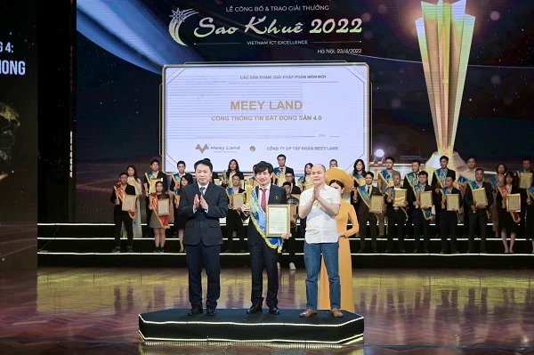 Đại diện Công ty Cổ phần Tập đoàn Meey Land nhận Giải thưởng Sao Khuê năm 2022.