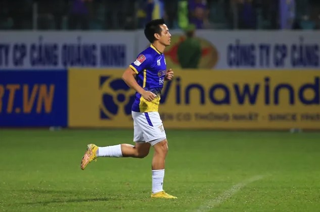 CHÍNH THỨC: Văn Quyết bị treo giò 8 trận