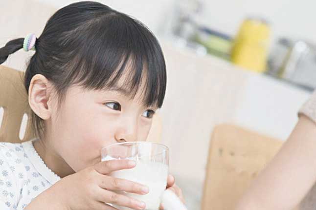 Cho con uống sữa sau 21 giờ là dại: 3 loại đồ uống mẹ cần cho bé tránh xa vào buổi tối