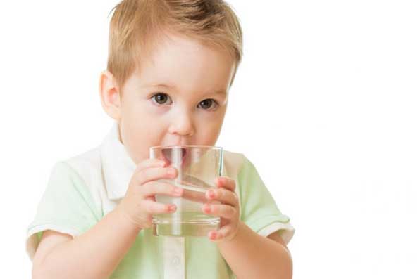 4 thời điểm mẹ cho bé uống nước cực kỳ tốt cho sức khỏe, nhất là thời điểm thứ 2
