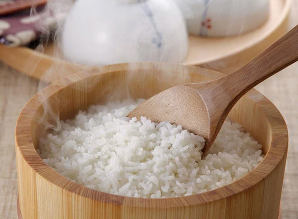 Nấu cơm cứ thêm vài giọt này thì hạt cơm dẻo thơm, để lâu cũng không bị thiu dù trời oi nóng