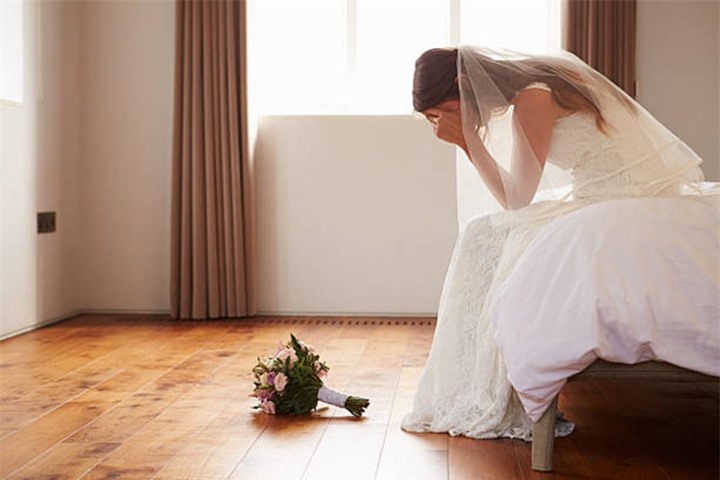 Đêm tân hôn thấy người lạ nhắn tin, tôi muốn chạy khỏi vợ - 1