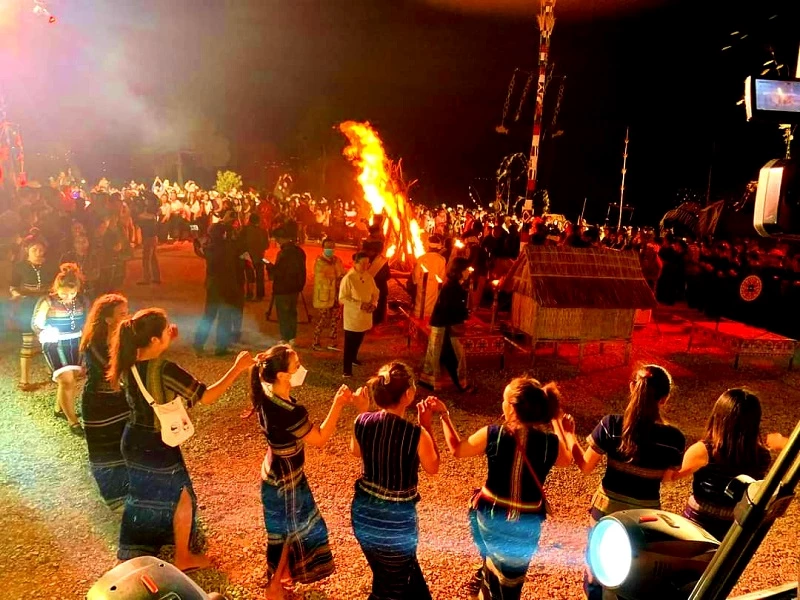 Đêm lửa trại tại Làng Văn hóa Chu ru, huyện Đơn Dương. 