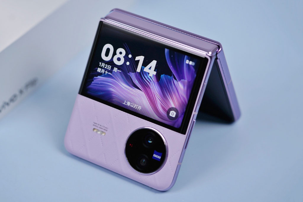 Cận cảnh Vivo X Flip, đối thủ của Samsung Galaxy Z Flip4, Oppo Find N2 Flip