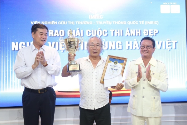 Trao giải cuộc thi ảnh "Người Việt tin dùng hàng Việt"