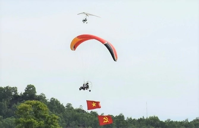 ác phi công dù lượn có động cơ biểu diễn kéo cờ Tổ quốc trong dịp lễ 2/9 vừa qua tại Tri Tôn.