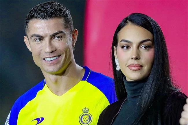 Ro tin Ronaldo chan ngay ban gai Georgina