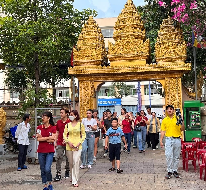 Du khách quốc tế trải nghiệm Free Walking Tours - mô hình du lịch miễn phí tại TP Cần Thơ.