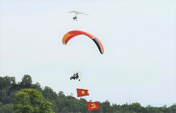 Trình diễn diều nghệ thuật dài 120m chào mừng đại lễ 30/4 và 1/5