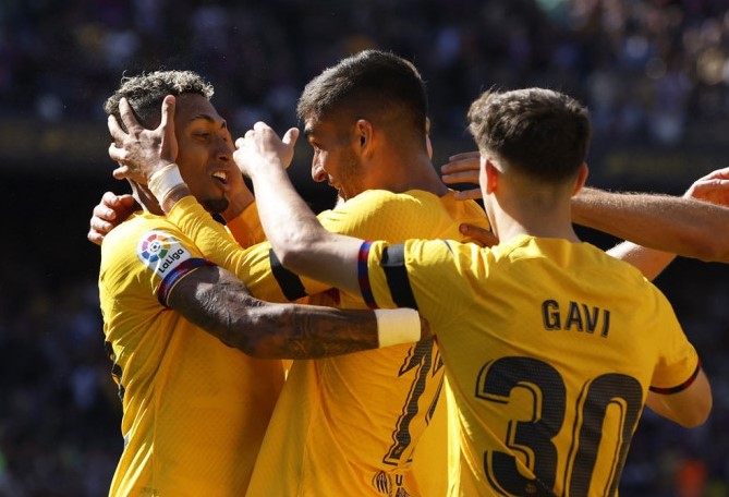 Cắt đứt mạch bất bại của Atletico, Barca vững vàng trên ngôi đầu