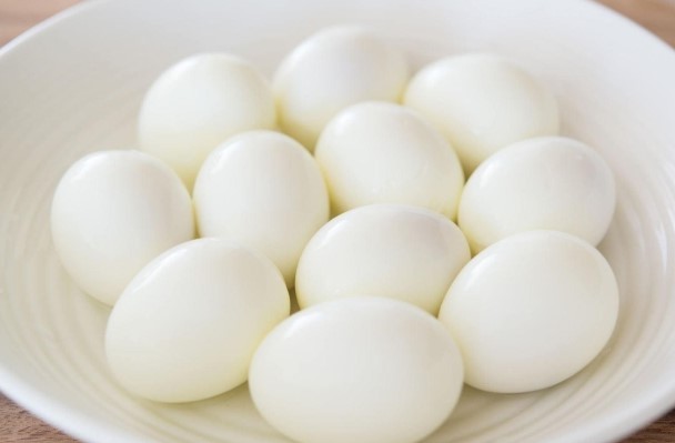 Làm nguội trứng luộc bằng nước lạnh có sao không? 