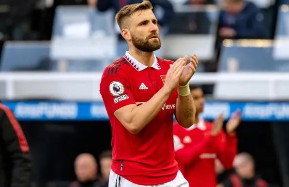Luke Shaw càng ngày càng thích đá trung vệ