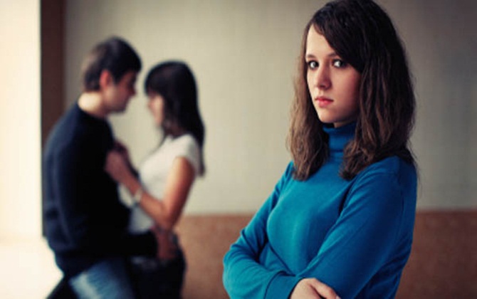 
Khốn đốn vì con riêng của bố dượng đặt điều "cướp người yêu"