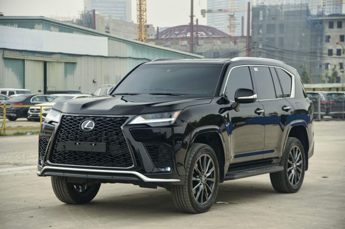 Chạy 4.500km, Lexus LX600 bán lại với giá 11 tỷ đồng