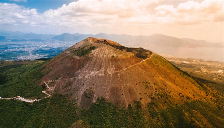 Những ngọn núi lửa kỳ vĩ nhất thế giới, Việt Nam cũng góp tên một nơi - 1