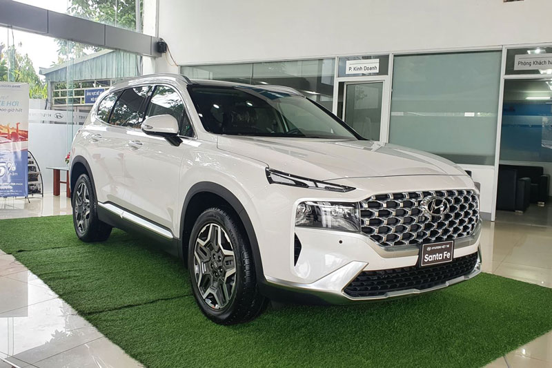 Top 4 xe SUV 7 chỗ giá khoảng 1 tỷ đồng đáng lựa chọn tại Việt Nam trong năm 2023