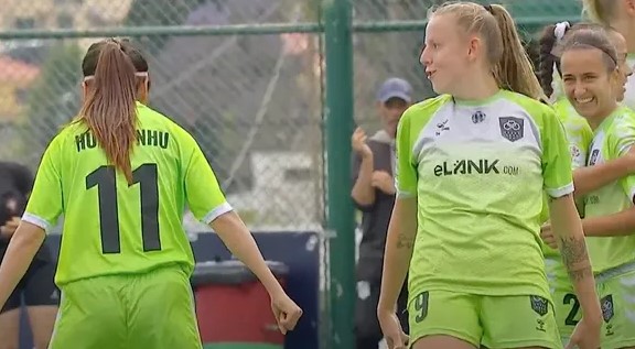 Huỳnh Như rủ đồng đội Lank FC ăn mừng như Ronaldo