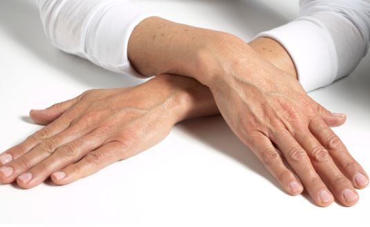 Làm cách nào để cải thiện da tay nhăn nheo?